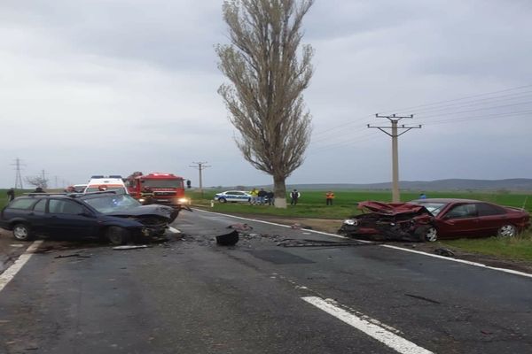 FOTO Accident grav din cauza unei depășiri periculoase. Două victime