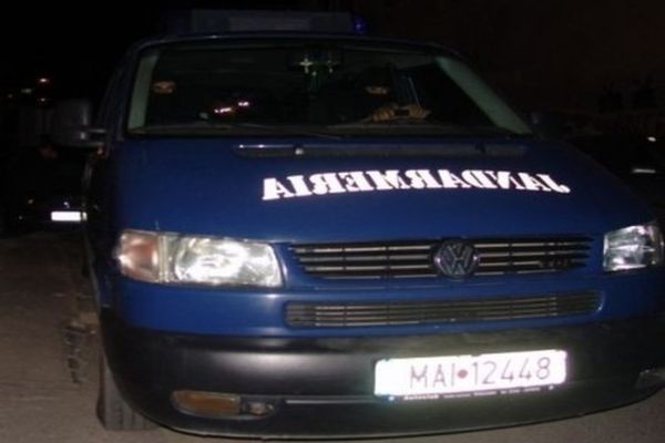 Scandal în miez de noapte. Un tânăr beat a avariat mai multe mașini