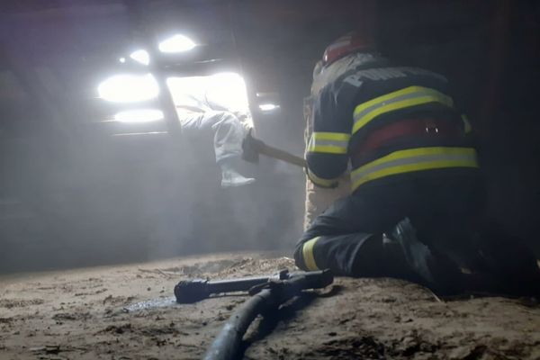 Acoperișul unei case din Rachelu distrus de un incendiu