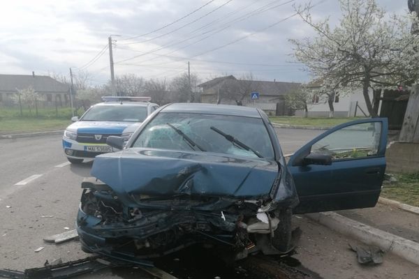 Beat criță a intrat cu mașina in gardul unei case