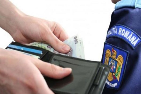 Ca urmare a denunțului unui polițist, cetățean reținut după ce a dat mită