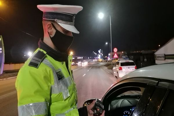 Adolescent de 16 ani prins la volan, deși nu deține permis