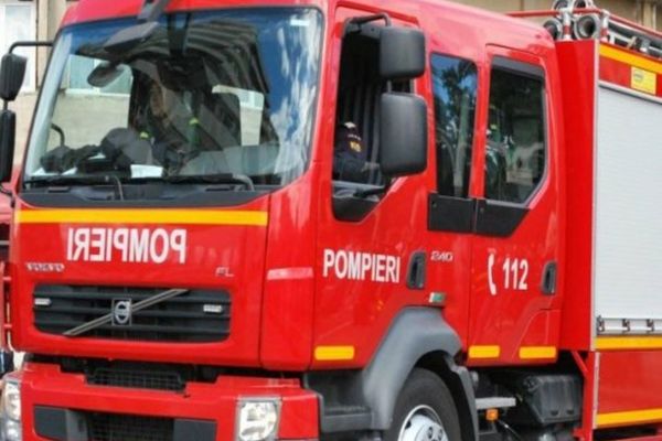 FOTO Incendiu într-un bloc din Tulcea.O persoană transportată la spital cu arsuri