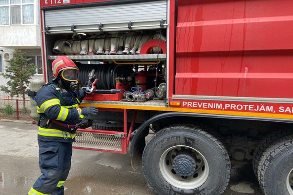 Incendiu într-un bloc din Tulcea. Mai multe persoane s-au autoevacuat