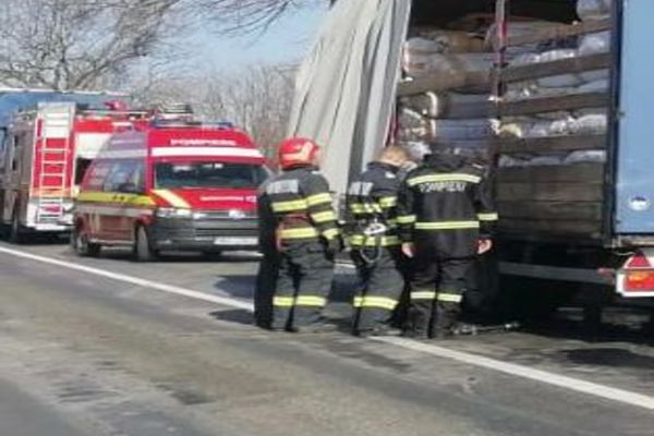 FOTO Incendiu autocamion pe DN22