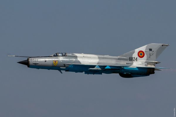 Avion MIG-21 de la baza militară din Câmpia Turzii prăbuşit într-un sat din judeţul Mureş! Pilotul s-a catapultat