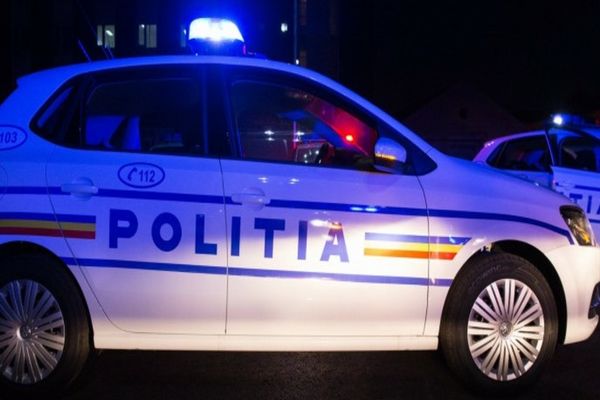 Două mașini s-au ciocnit violent în Tulcea. Una dintre ele a fost proiectată în gardul sălii de sport 
