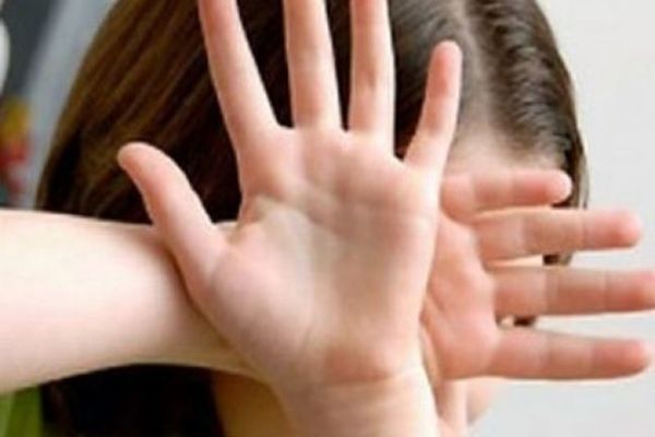 Caz șocant. Și-a bătut copilul de 3 ani până l-a omorât, iar apoi l-a mușcat ca să-și revină