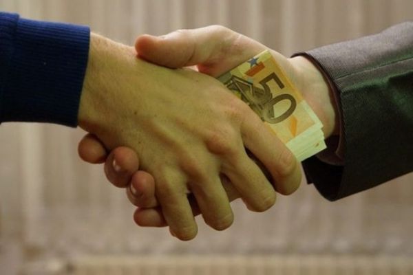 Șefă de la OJFIR Tulcea trimisă în judecată pentru luare de mită