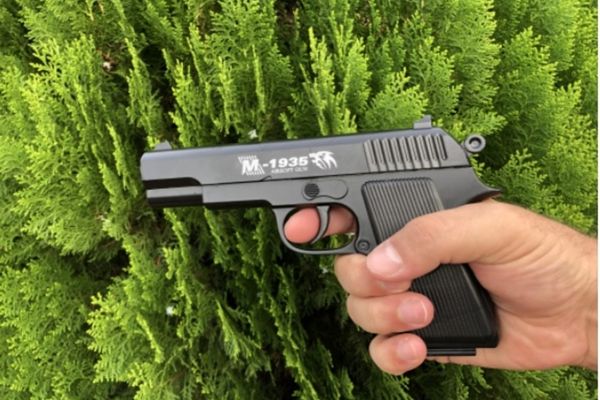 A tras cu un pistol de tip AIR SOFT și a rănit doi tineri