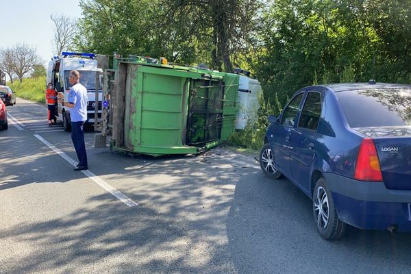 Autoutilitară răsturnată pe DN22.
