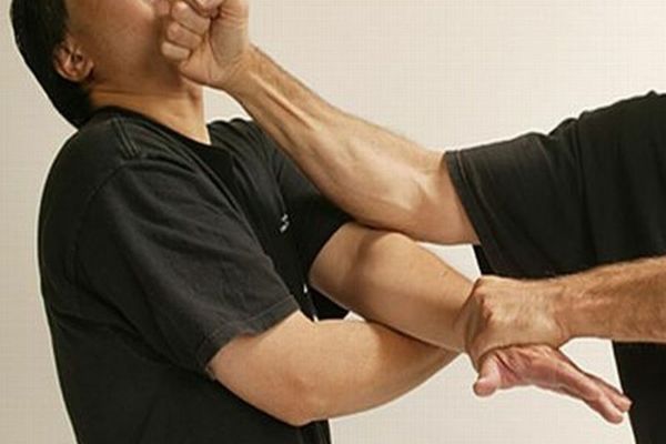 Un tânăr din Tulcea a luat la bătaie doi bărbați pe o terasă din Alba Iulia