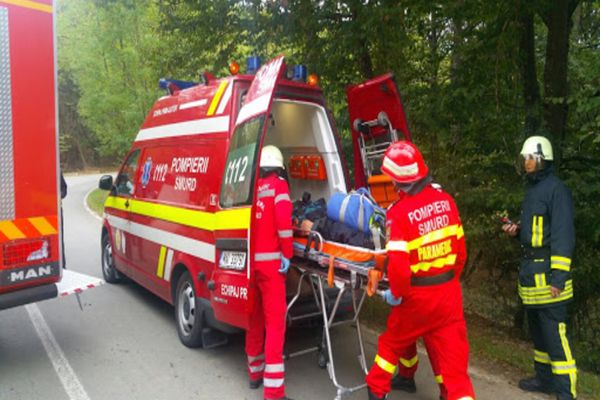 O femeie şi-a înjunghiat fiica de doar 11 ani, după care a încercat să se sinucidă