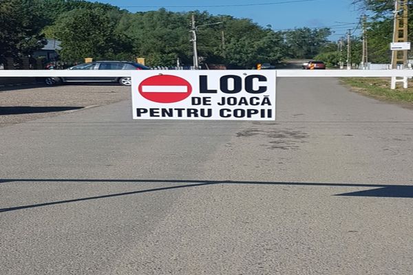 Loc de joacă pentru copii în mijlocul drumului județean