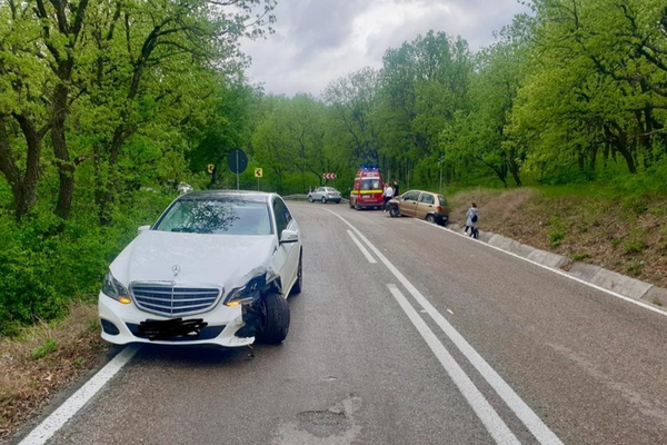 A pierdut controlul asupra direcției și a băgat trei oameni în spital