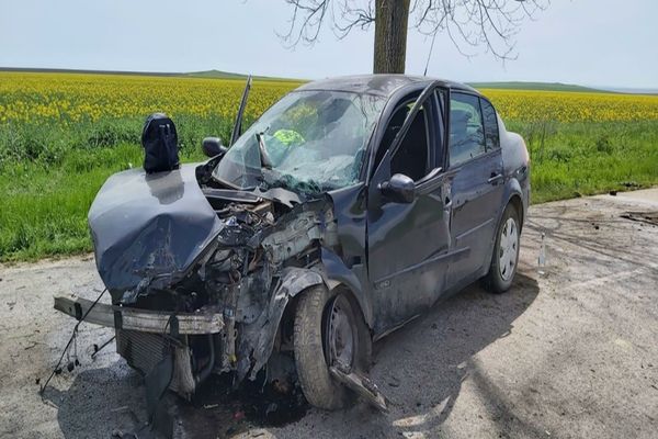 FOTO Ghinion! A ciocnit mașina în ziua de Paște 