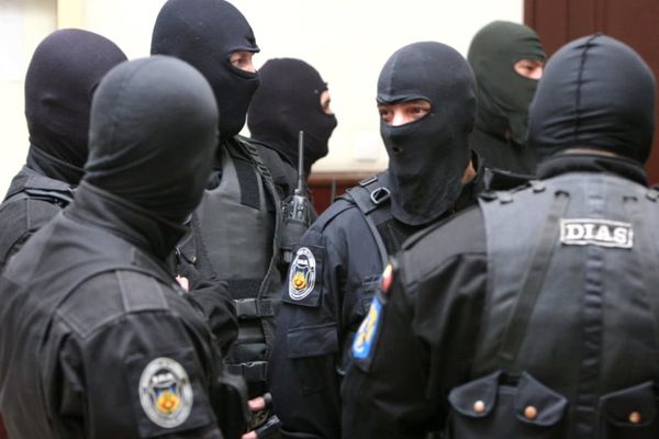 Metoda "loverboy" face noi victime. Percheziții la Tulcea