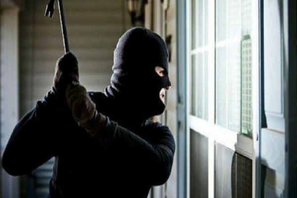 Bancă vandalizată la Issacea de doi adolescenți