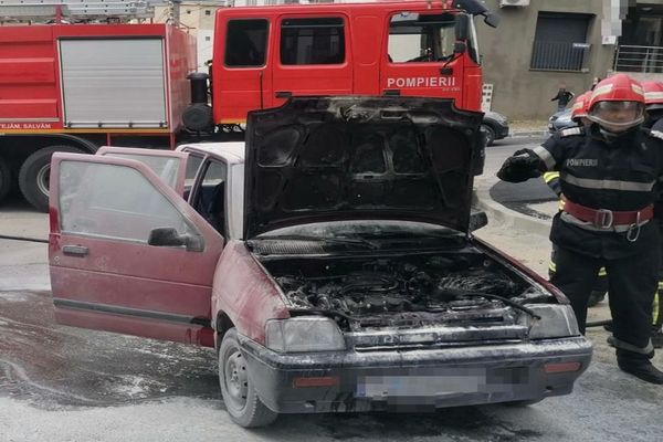 Mașină cuprinsă de flăcări în Tulcea