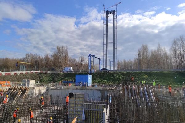 Drulă: Lucrările la Podul suspendat peste Dunăre avansează bine 