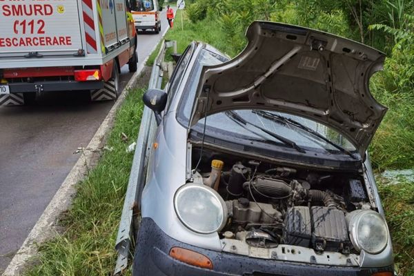 FOTO Mașină răsturnată pe DJ 222C