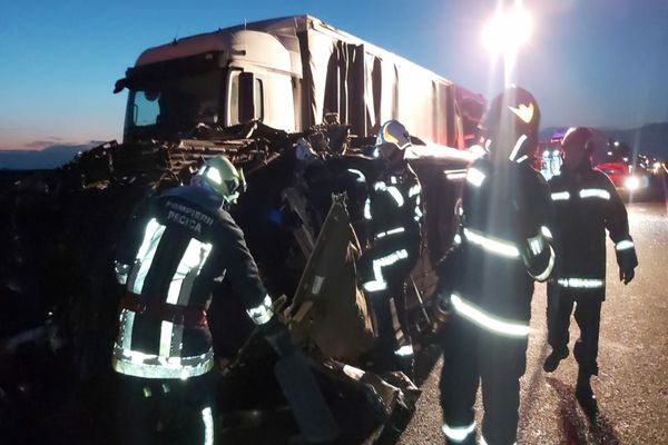 Micobuz  plin cu pasageri, spulberat de TIR, în județul Arad: planul roșu de intervenție, activat, un mort și mai mulți răniți