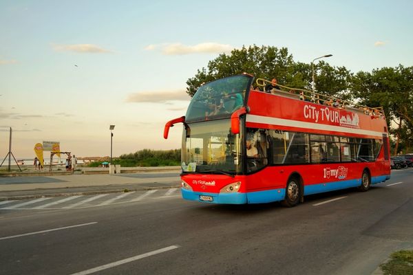 Autobuzele etajate intră, de vineri, în programul turistic 