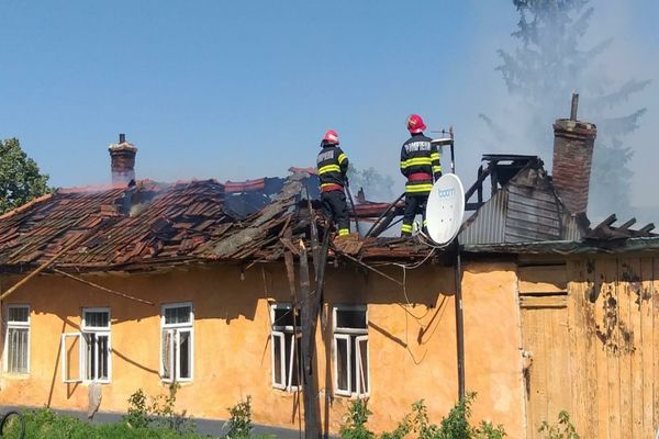 FOTO Incendiu la Babadag. Focul ar fi fost pus intenționat