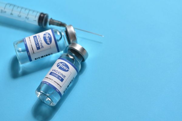 Peste 960.000 de doze de vaccin de la Pfizer BioNTech vor ajunge, luni şi marţi, în România