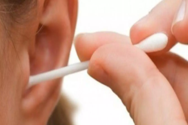 Bețișoarele pentru urechi, interzise în UE! Ce obiecte NU vor mai găsi românii în restaurante și magazine din 3 iulie