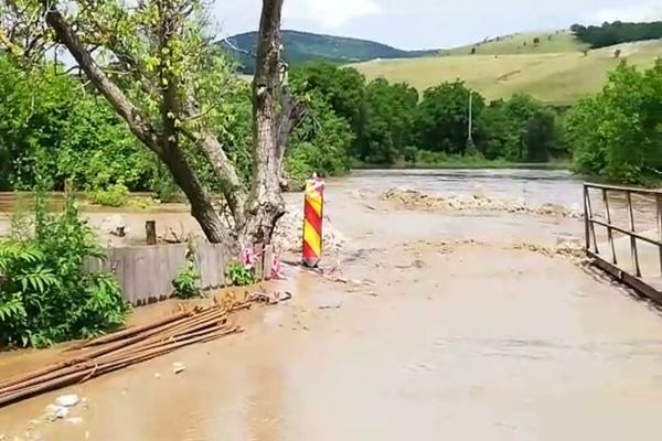VIDEO Tulcea. Cod roşu de inundaţii şi viituri rapide în bazinul râului Taiţa