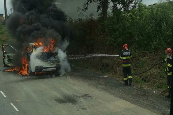 FOTO  Mașină în mers, cuprinsă de flăcări
