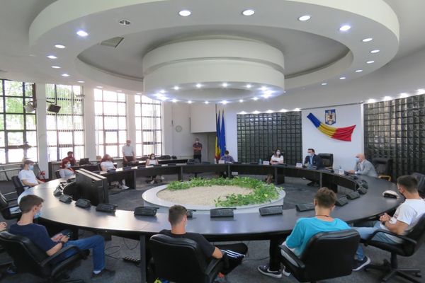 FOTO Elevii de la Colegiul Economic Delta Dunării în practică la Consiliul Județean Tulcea