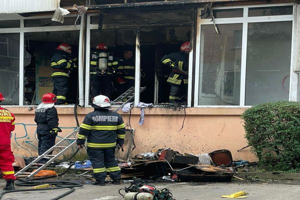 FOTO Incendiu violent într-un bloc din Tulcea. O persoană rănită