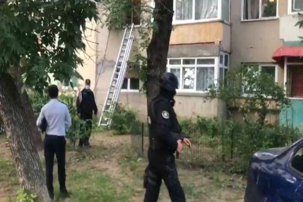 Foto&VIDEO | Un bărbat şi-a sechestrat soţia şi soacra. REACŢIA autorităţilor