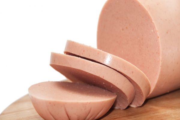 Cum a putut să ajungă parizerul contaminat în magazinele din România: ”Avem laboratoare doar pe hârtie...”