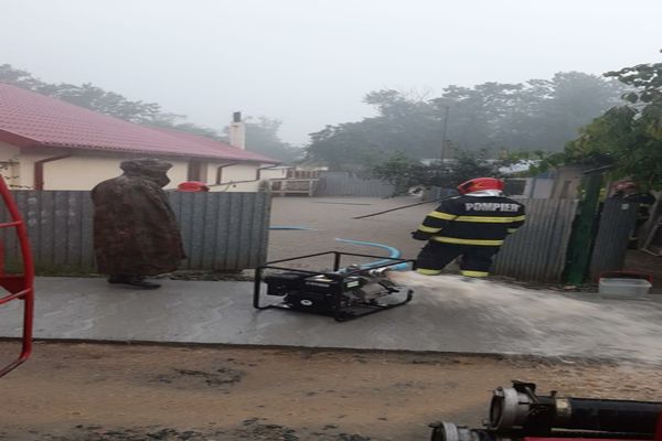  FOTO Județul Tulcea. Gospodării inundate, alunecări de teren, trafic blocat și mesaje RO-Alert