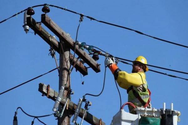 Românii - DESPĂGUBIȚI de furnizorii de energie cu până la 300 de lei pentru penele de curent