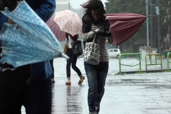 Cod galben şi cod portocaliu de instabilitate atmosferică şi intensificări ale vântului