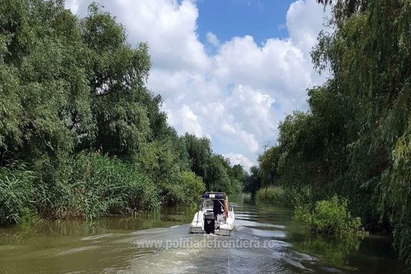 FOTO Doi cetăţeni români salvați de polițiștii de frontieră tulceni