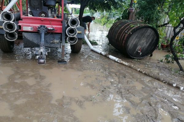 FOTO VIDEO Ploile au făcut prăpăd în județul Tulcea. Mai multe gospodării, inundate