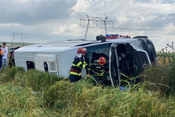 Accident pe DN22. Microbuz răsturnat