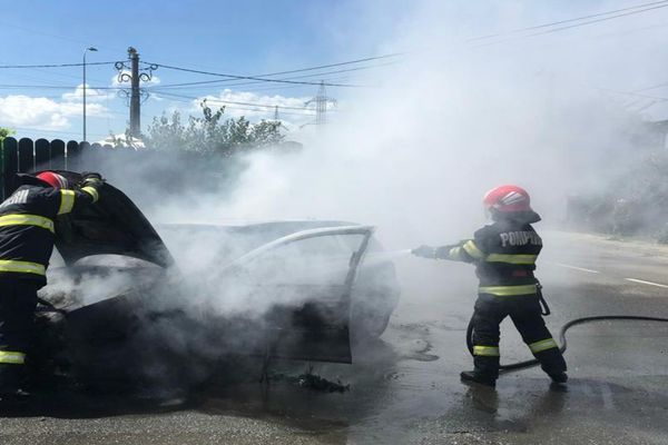 FOTO Panică pe stradă. Mașină cuprinsa de flăcări