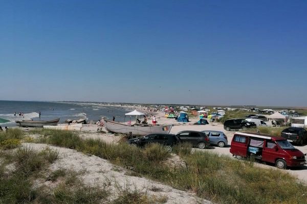 FOTO Peste 8.000 de turiști pe plajele sălbatice Vadu, Corbu și Midia, în weekend. Amenzi pe bandă rulantă