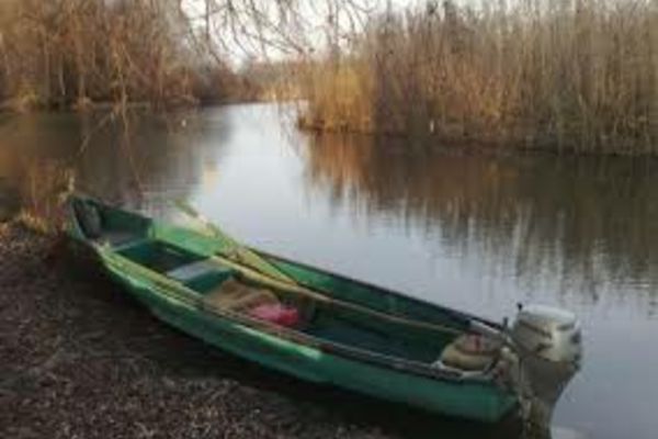 Pescar găsit mort în barcă