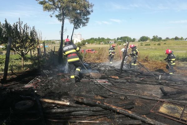 Depozit de furaje în flăcări la Iazurile