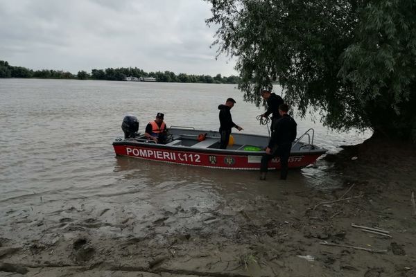 FOTO Băiat căutat cu scafandrii în Dunăre