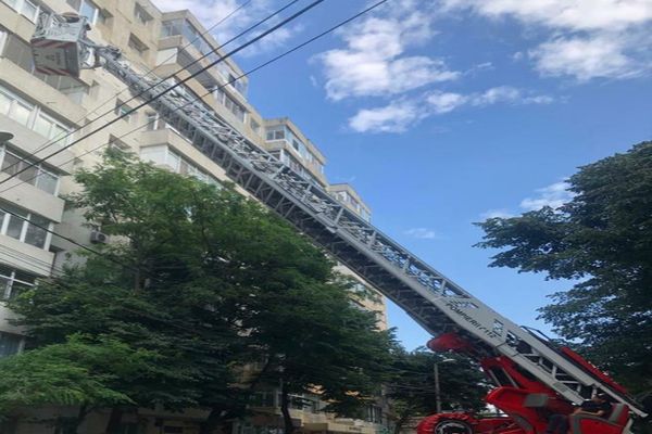 Femeie de 59 de ani, găsită moartă de pompieri în propria locuință