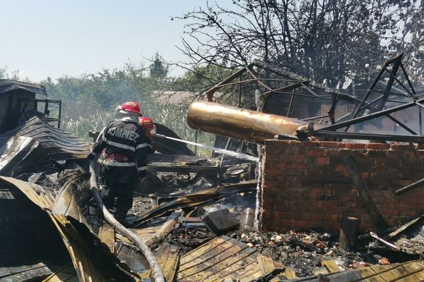 FOTO Pensiune făcută scrum la Crișan, în Delta Dunării. Pompier transportat cu elicopterul la spital