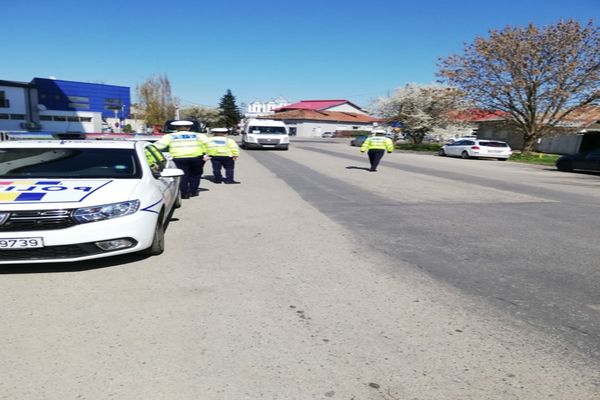 Zeci de societăți comerciale și mijloace de transport în comun, verificate de oamenii legii